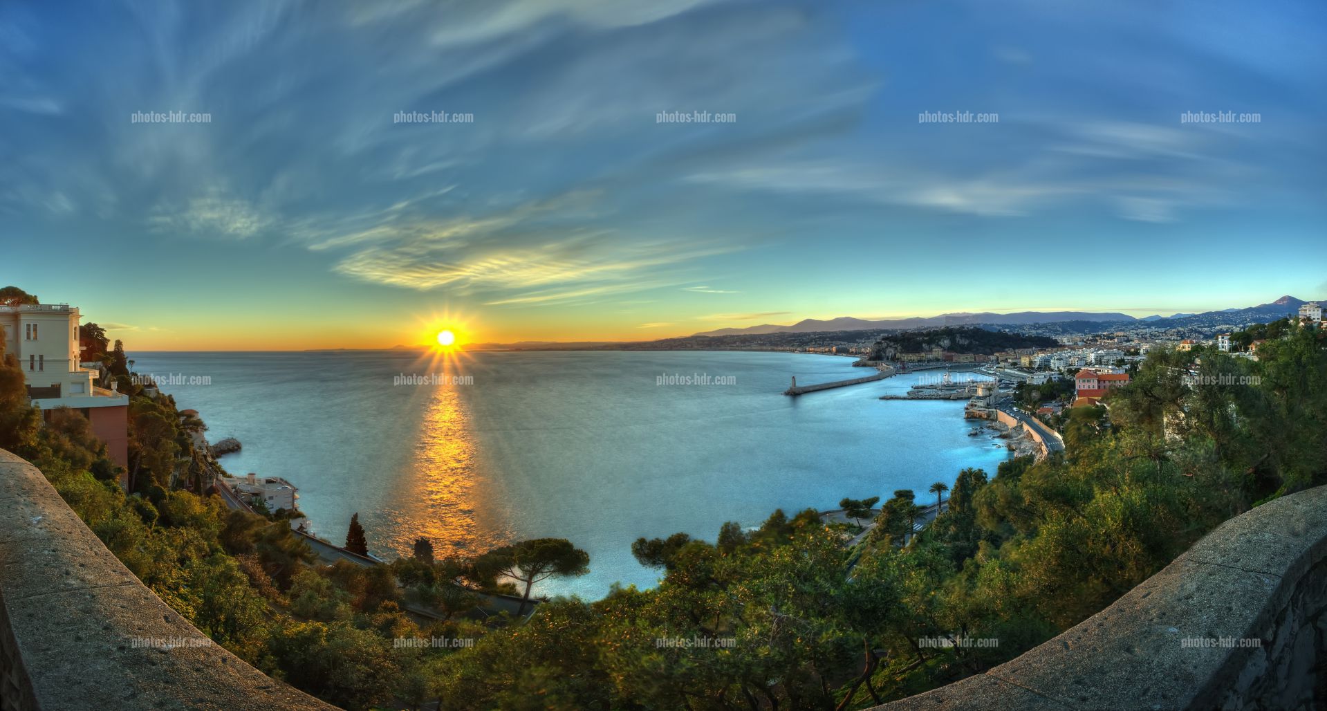 /Panoramique de la Baie de Nice au coucher du soleil