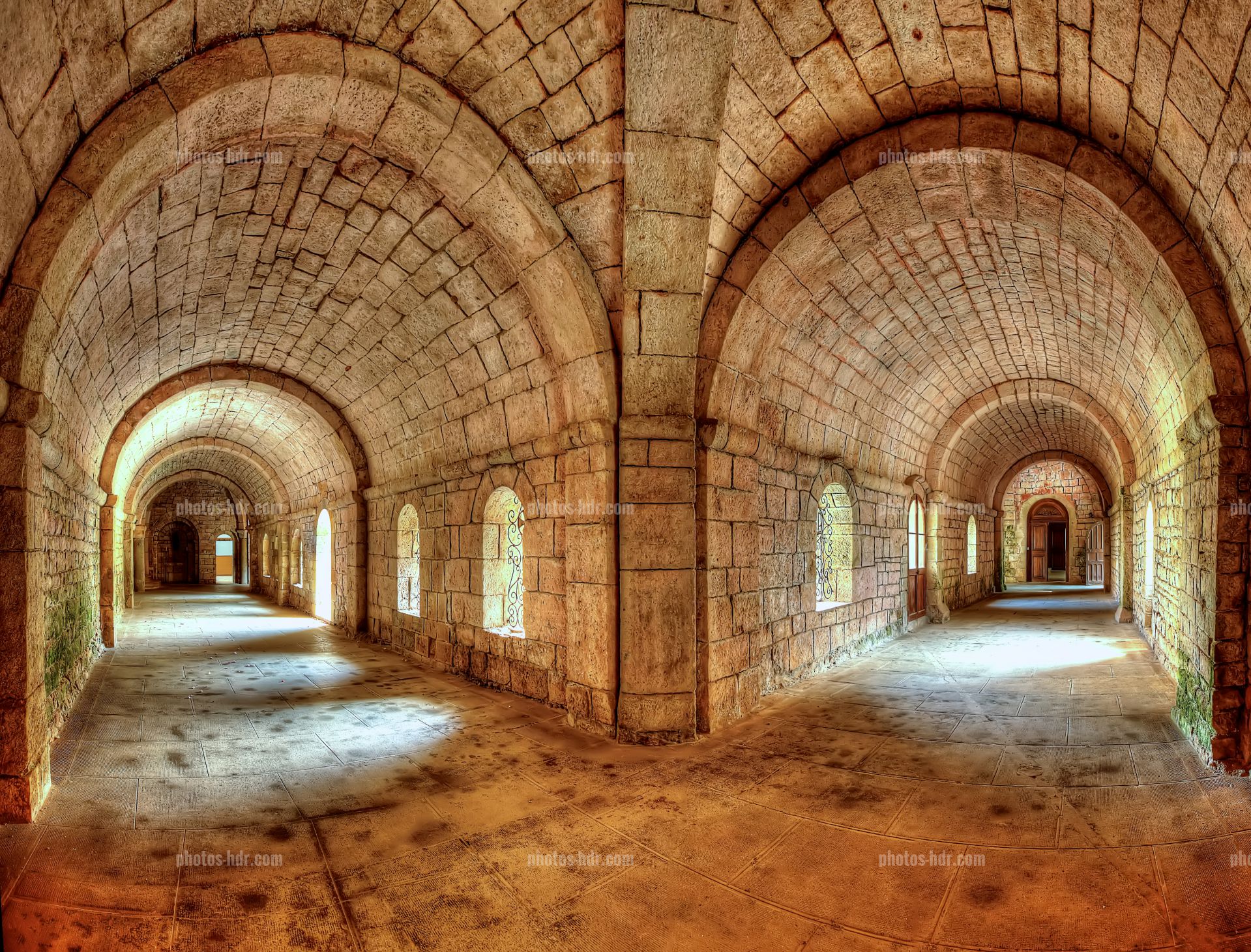 /Les couloirs de l'abbaye Saint HonorÃ¢t