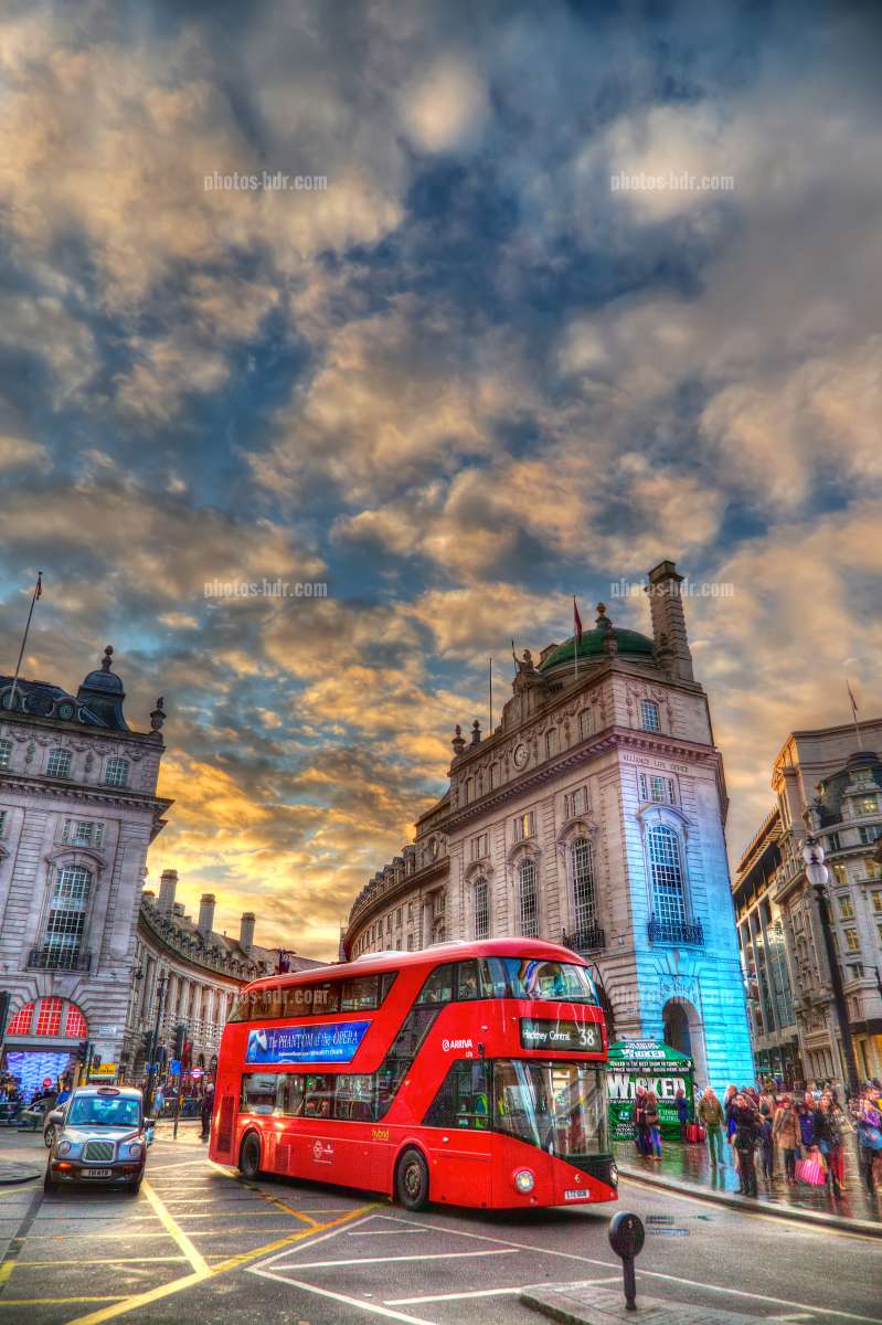 /London street (Piccadilly Circus)