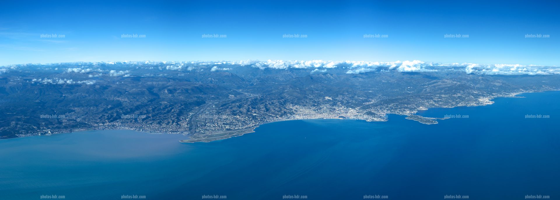 /Panoramique au dessus de la French Riviera depuis un hÃ©licoptÃ¨re