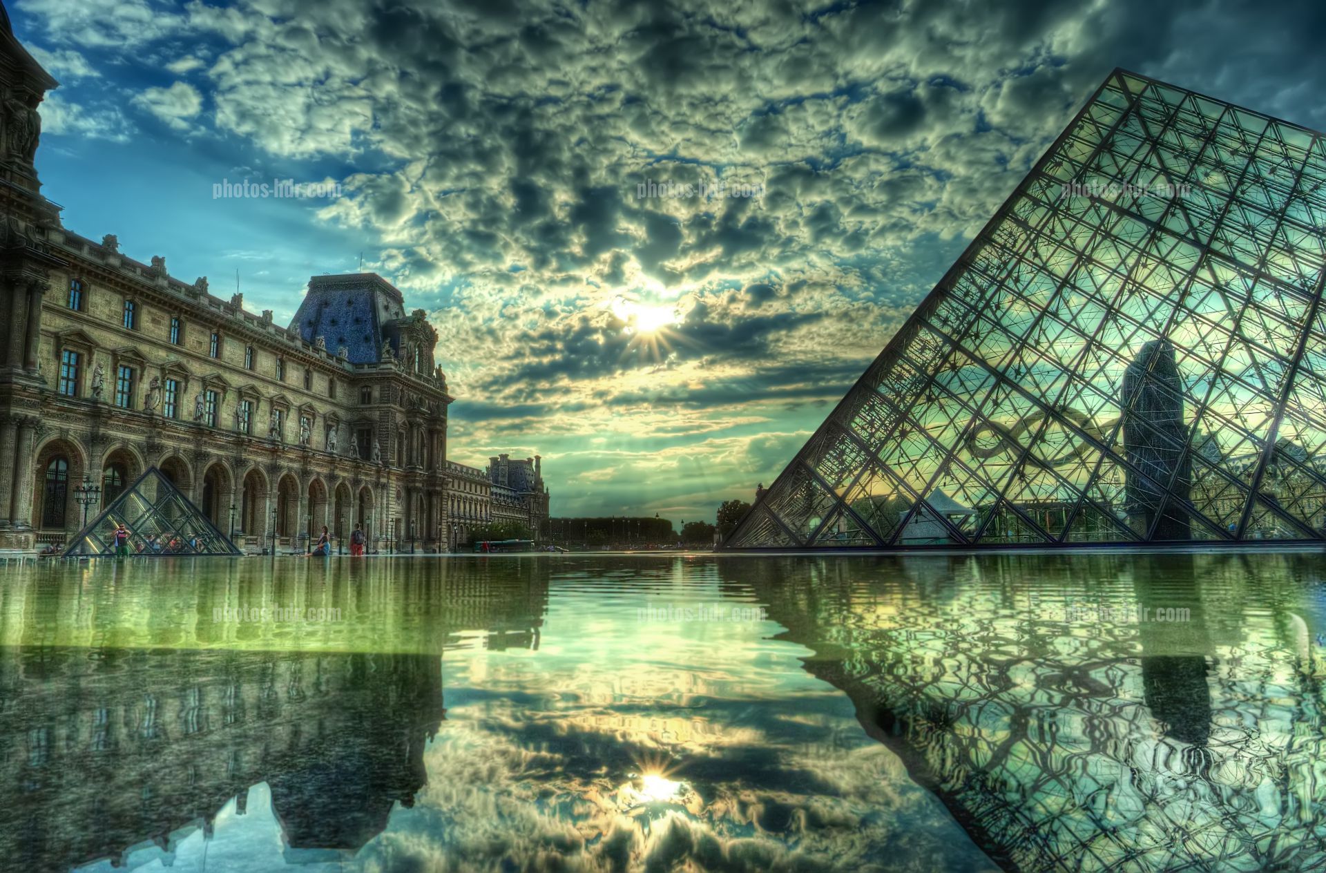 /Pyramide du Louvre
