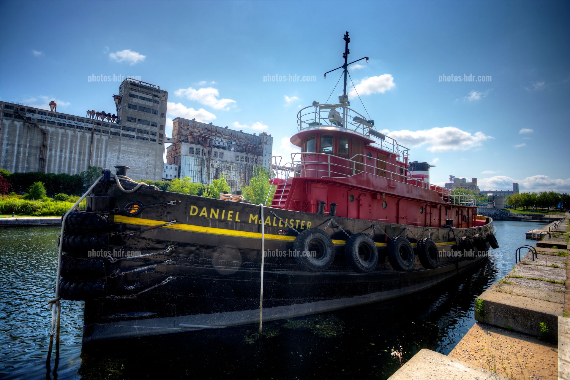 /Remorqueur dans le vieux port de Montreal