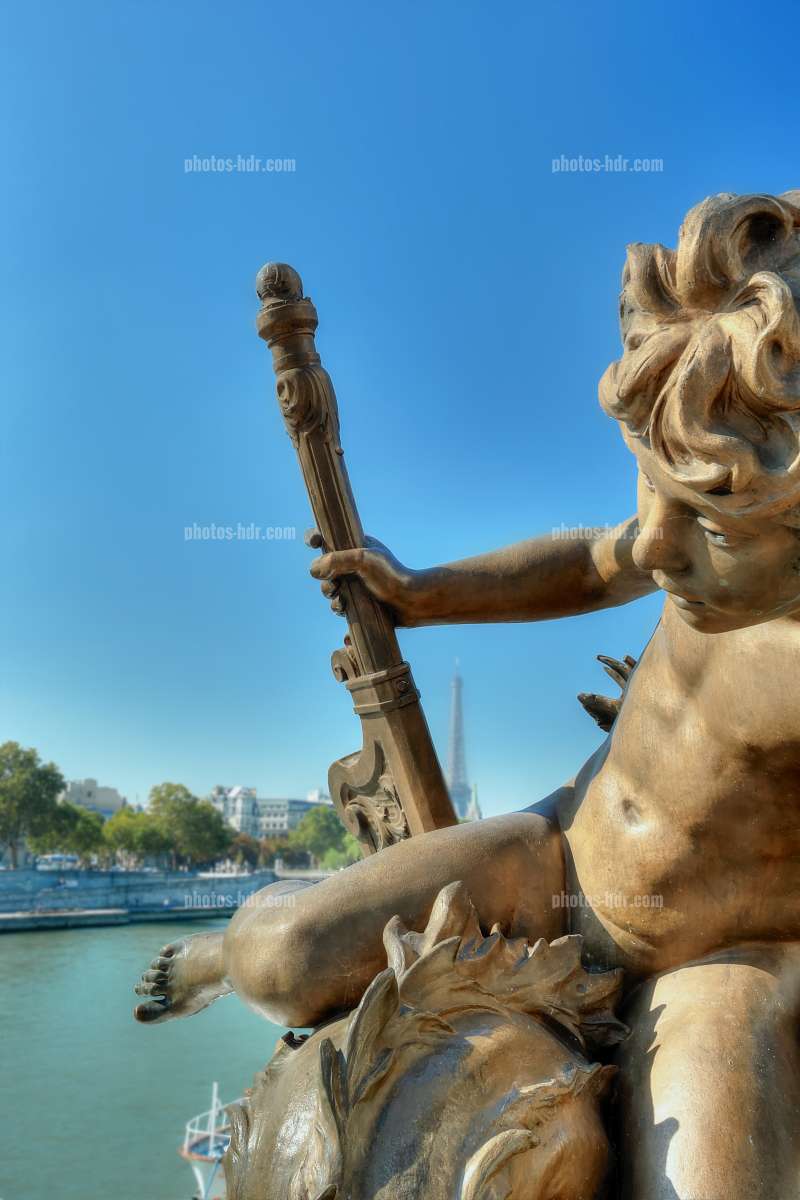 /Une statue du Pont Alexandre III