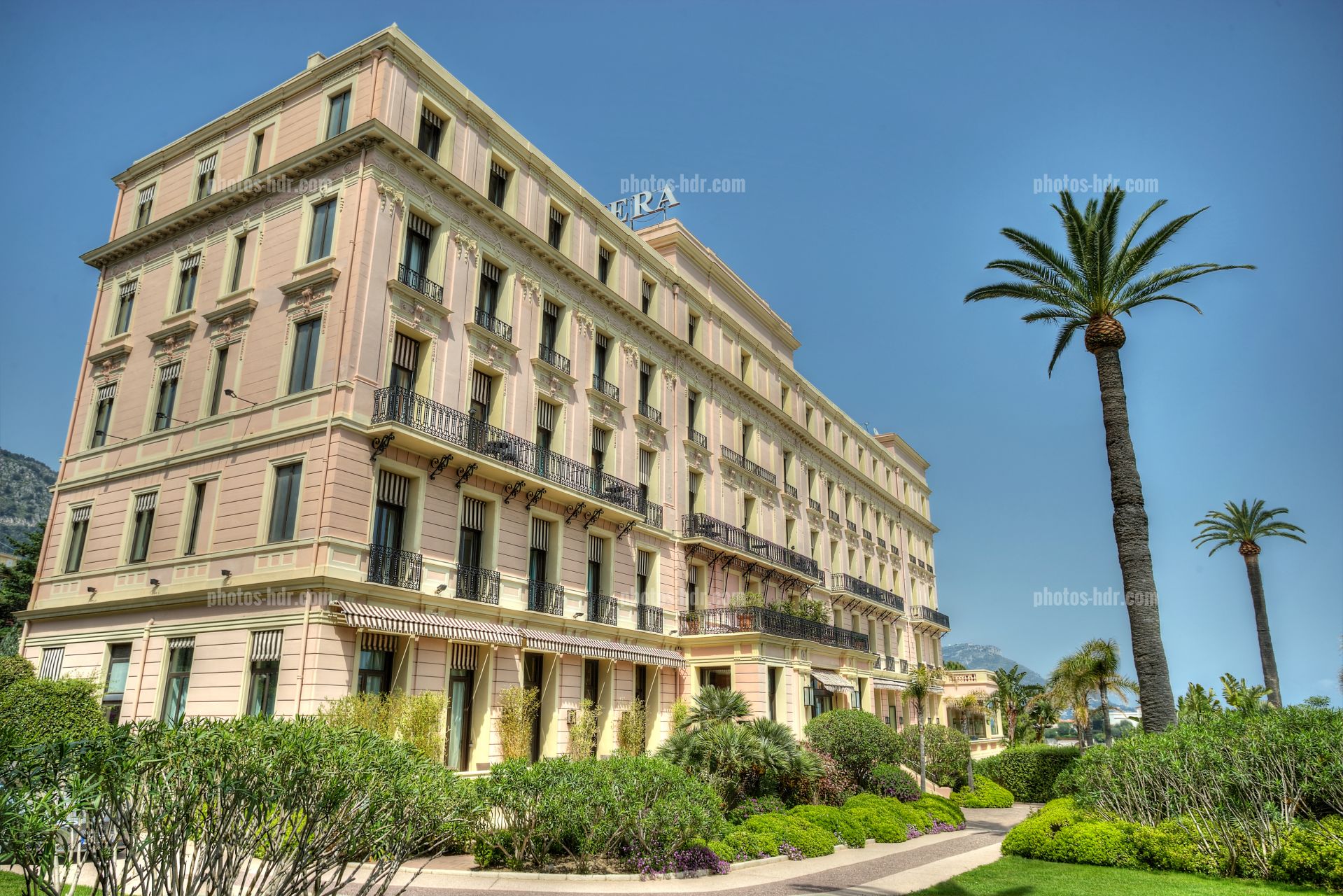 /Vue de la facade du Royal Riviera cÃ´tÃ© jardins